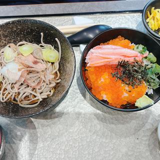 ミニいくら丼　かに身トッピング　ミニおろしそば