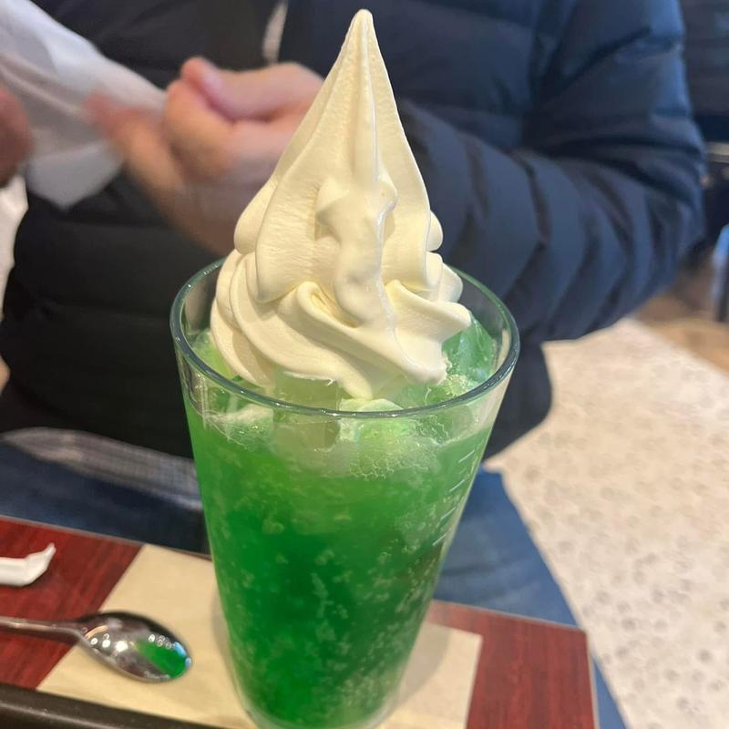 メロンソーダ ソフトクリーム乗せ(カフェ・ベローチェ 池尻大橋店)