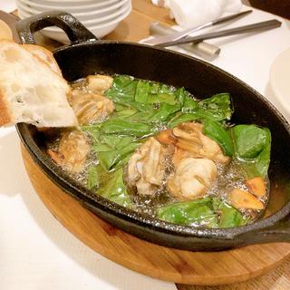 牡蠣のアヒージョ(BISTRO PUG （ビストロ パグ）)