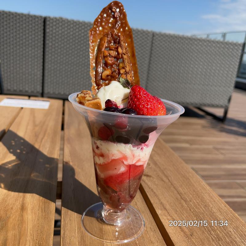 いちごとパリパリキャラメルのパフェ(鎌倉紅谷 Kurumicco Factory The Cafe)