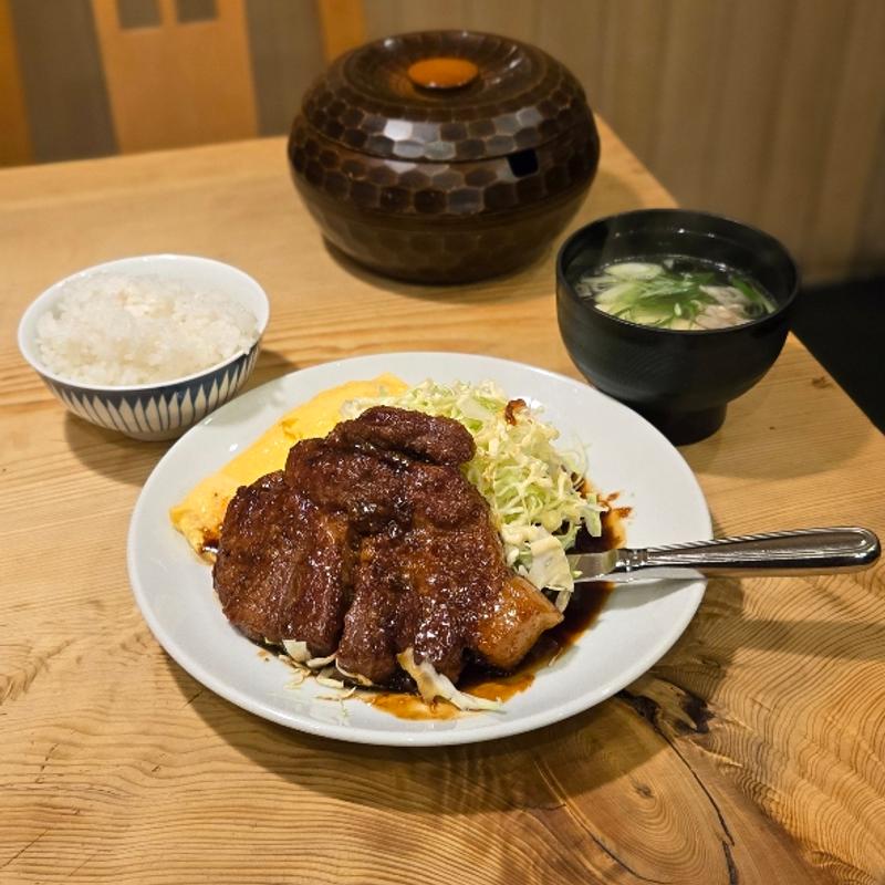 トンテキ定食
(トンテキ・だし巻オムレツ・おひつご飯・カッパ汁付)(サル食堂 )