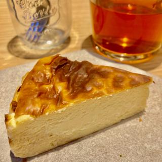 バスクチーズケーキ（濃厚チーズ）(チーズと生はちみつ BeNe 京都寺町店)