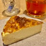 バスクチーズケーキ（濃厚チーズ）(チーズと生はちみつ BeNe 京都寺町店)