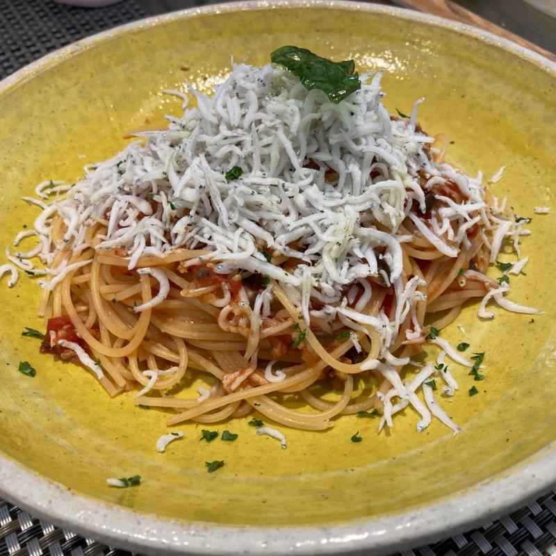 遠州灘産しらすと自家製トマトソースのスパゲッティ （サラダ付き）(UNAGI PIE CAFE)