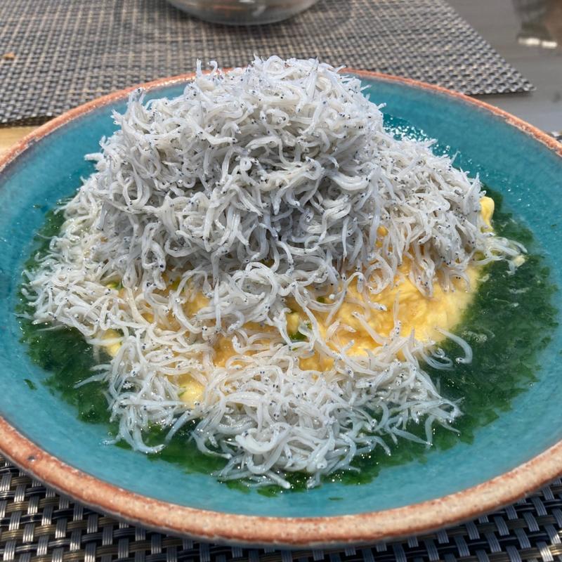 遠州灘産釜揚げしらすの和風オムライス （サラダ付き）(UNAGI PIE CAFE)