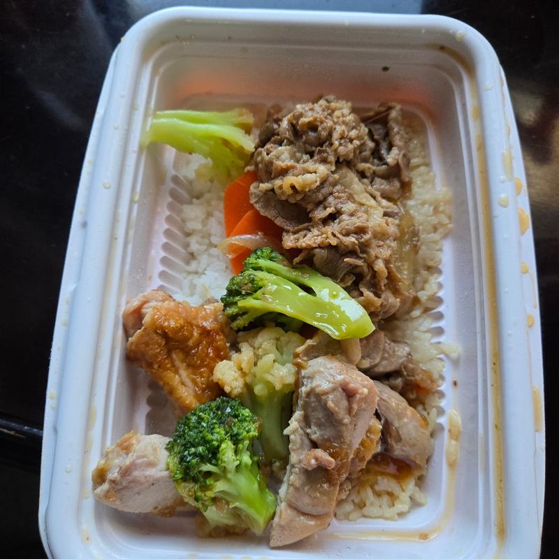 牛丼弁当【牛丼&チキン】(Yoshinoya)