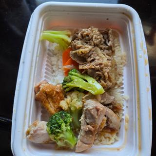 牛丼弁当【牛丼&チキン】(Yoshinoya)
