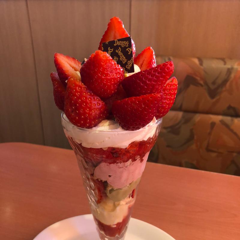 あまおうとピスタチオのツリーサンデー(デニーズ三郷店)