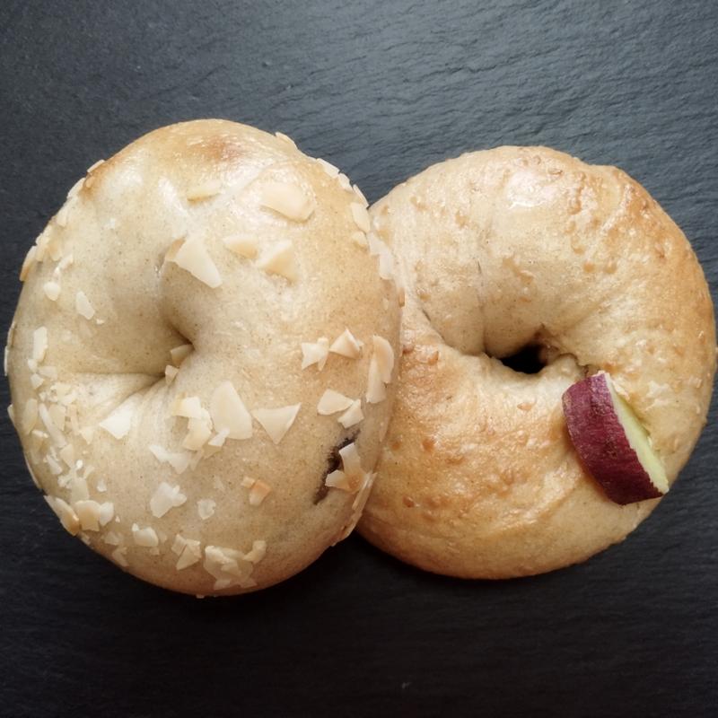 アーモンドチョコレート、スィートポテトクリームチーズ(土曜と日曜とソフトクリームとベーグル)