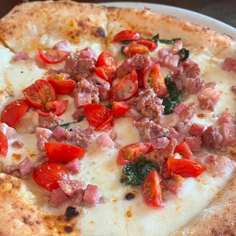 ピッツァ トンノ(トラットリア ピッツェリア アミーチ Trattoria Pizzeria Amici)