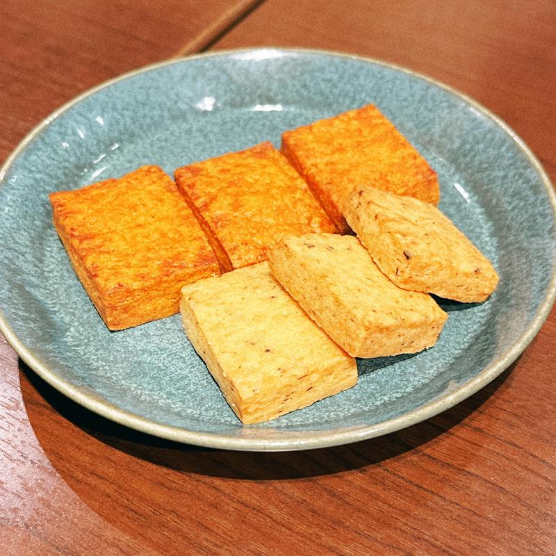 お通し（チーズサブレ2種）(俺のフレンチ 梅田 )