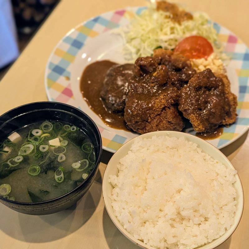 ハンバーグとチキンカツ定食(そらはキマグレ )