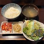 おかわり自由・定食のごはん、スープ、サラダ