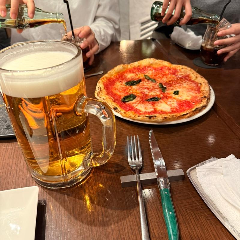 マルゲリータとメガ生ビール(CafeDining Valletta （カフェダイニング ヴァレッタ）)