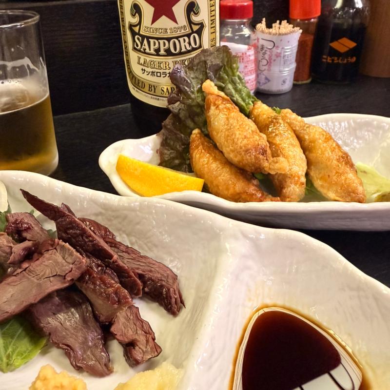 馬刺しの燻製と鶏皮餃子(赤兵衛)