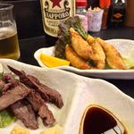 馬刺しの燻製と鶏皮餃子