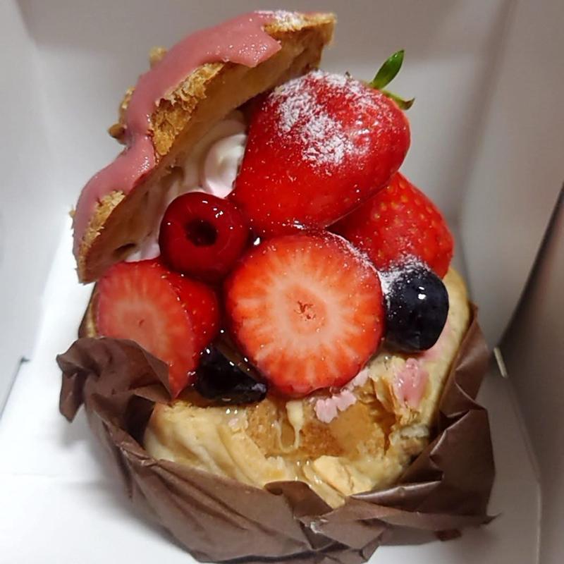いちごとチョコのエクレア(フルーツタルト専門店 Gowdy（ガウディ）本店)