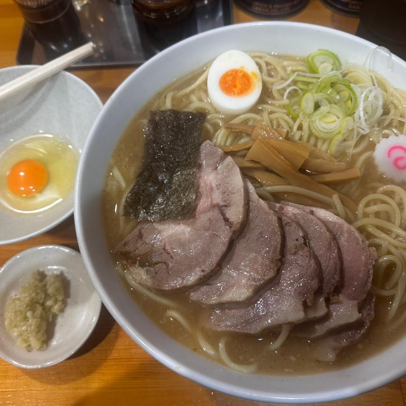 チャーシューメン大盛り、生卵(綾瀬大勝軒)