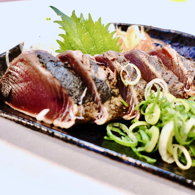 藁焼きカツオの塩たたき(屋台餃子　あらき)