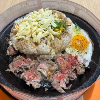 ビーペッパーライスLチーズ、目玉焼き