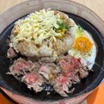 ビーペッパーライスLチーズ、目玉焼き