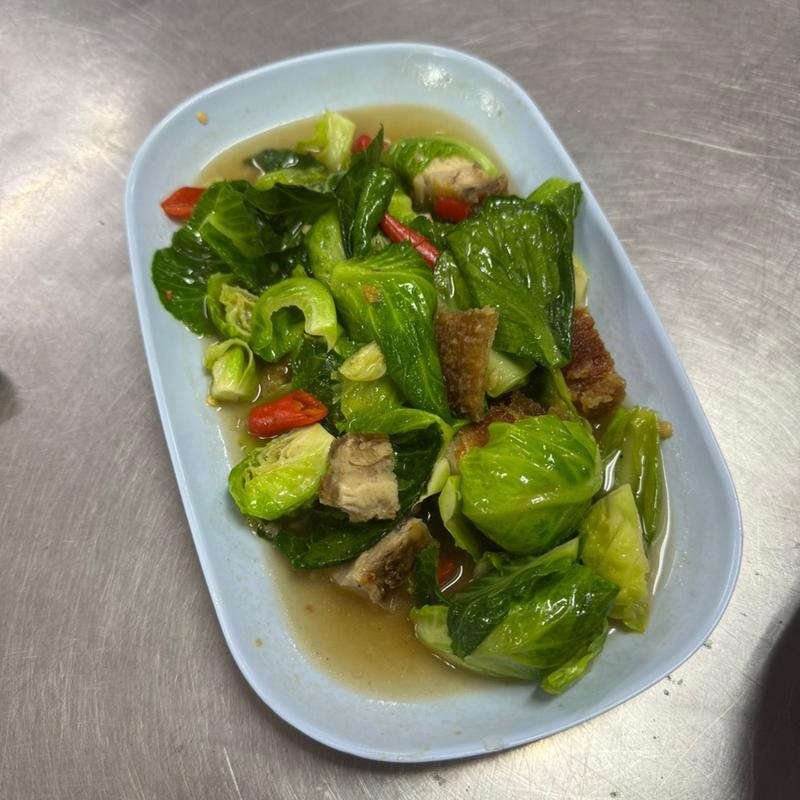 芽キャベツとぶたの皮炒め(セーンチャイ)