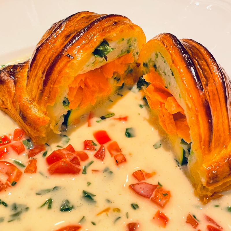 サーモンとホタテ貝ムースのパイ包み  ブールブランソース(キッチンステージ)