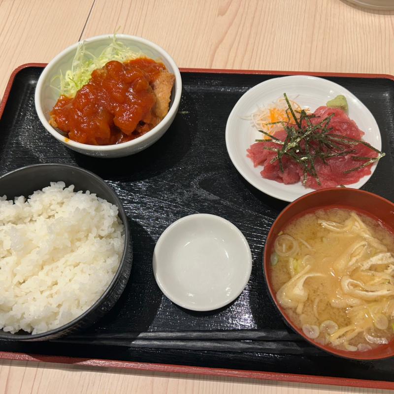 まぐろ刺身と地鶏チリソース定食(Tensui てんすい 品川高輪口店)