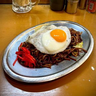 鉄板焼きそば 目玉焼き