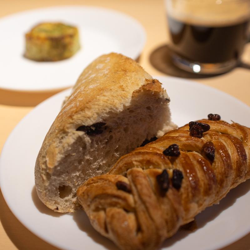 カラマタオリーブブレッドとメープルナッツデニッシュ(IKEAレストラン 神戸 （イケアレストラン）)