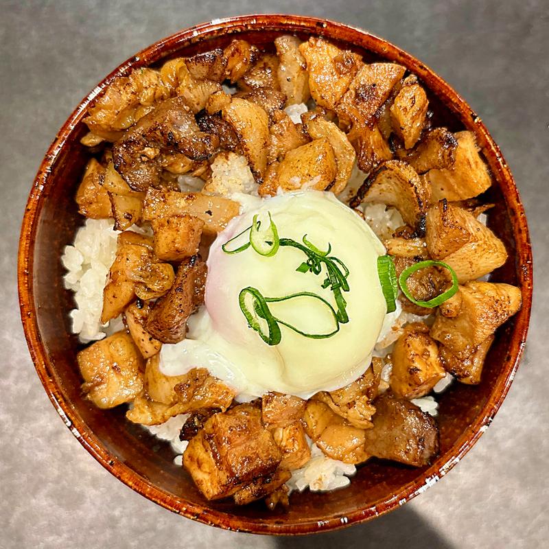 カクキュー八丁味噌お肉ご飯温玉のせ(Ramen 翡翠)