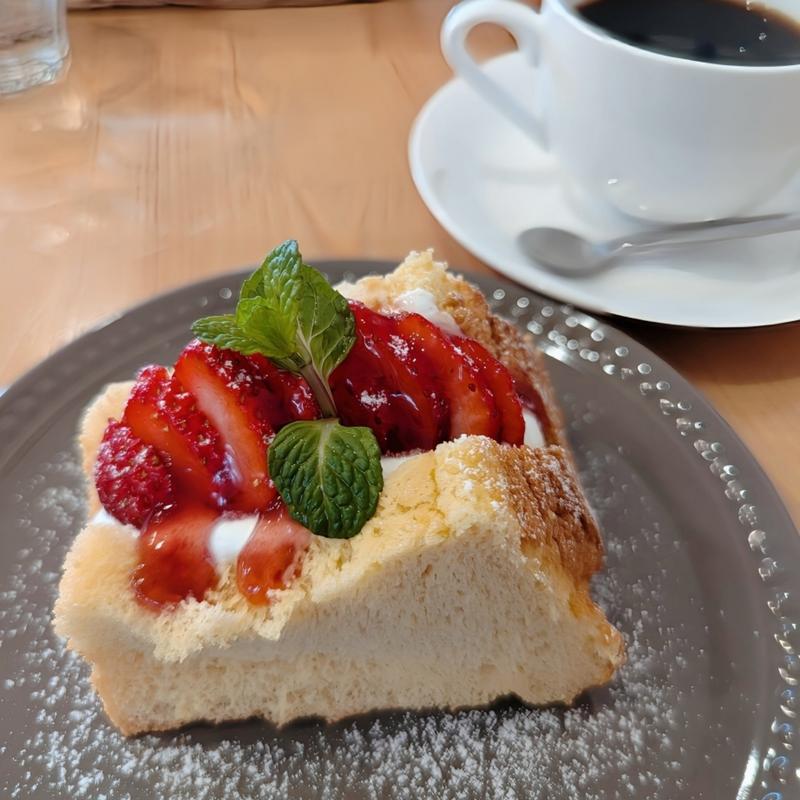 米粉ときび糖のシフォンケーキの苺サンド(KOTOYA CAFE)