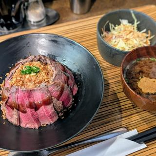 国産牛ステーキ丼 味噌汁 ミニサラダ