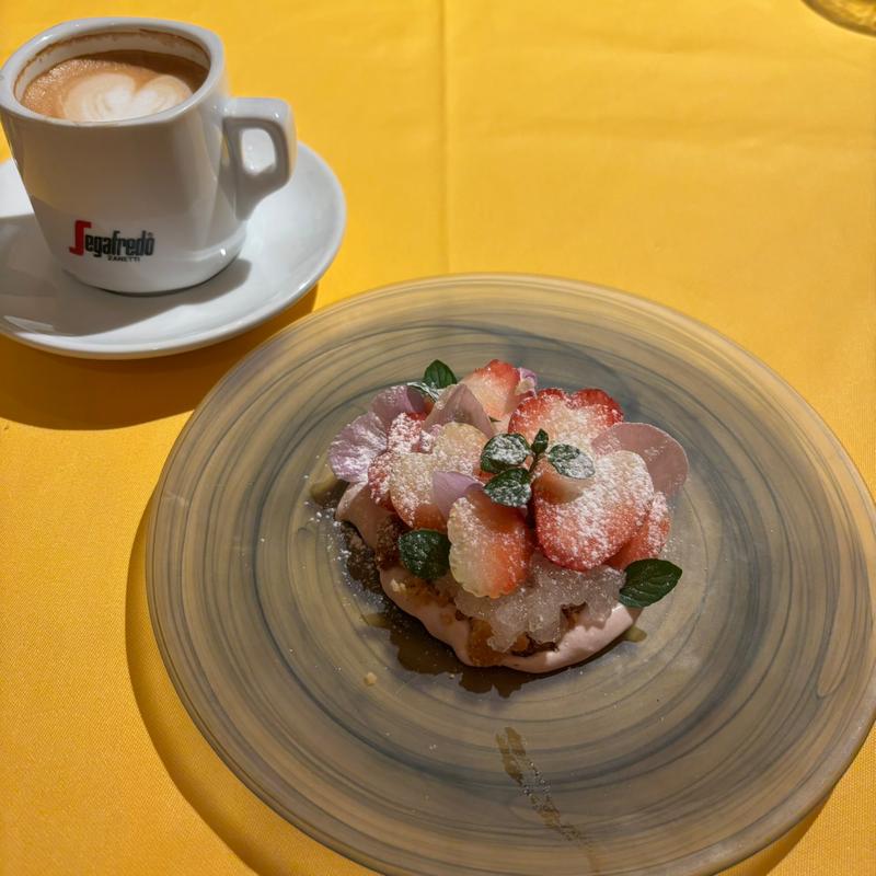 いちごの崩しタルトとカフェラテ(TRATTORIA FILARE トラットリア フィラーレ)