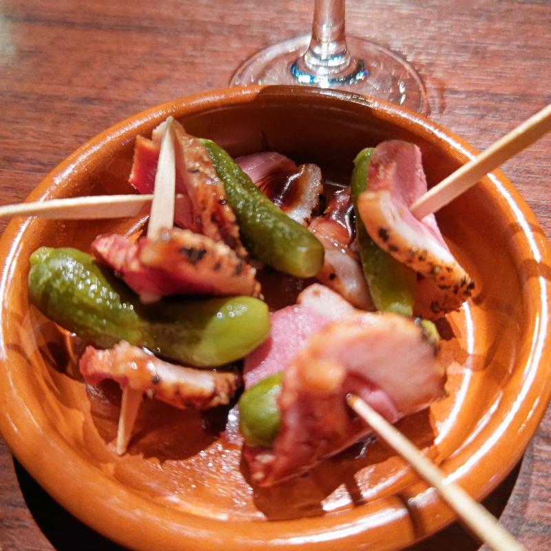 スモーク鴨とコルニッションのピンチョス(大衆肉バル Kamiichi 上大岡)