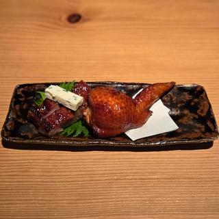 燕の巣入り手羽先 はちみつ焼豚ブルーチーズ(にしぶち飯店 )