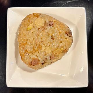 炊き込みおにぎり(らぁ麺屋のさかいさん)