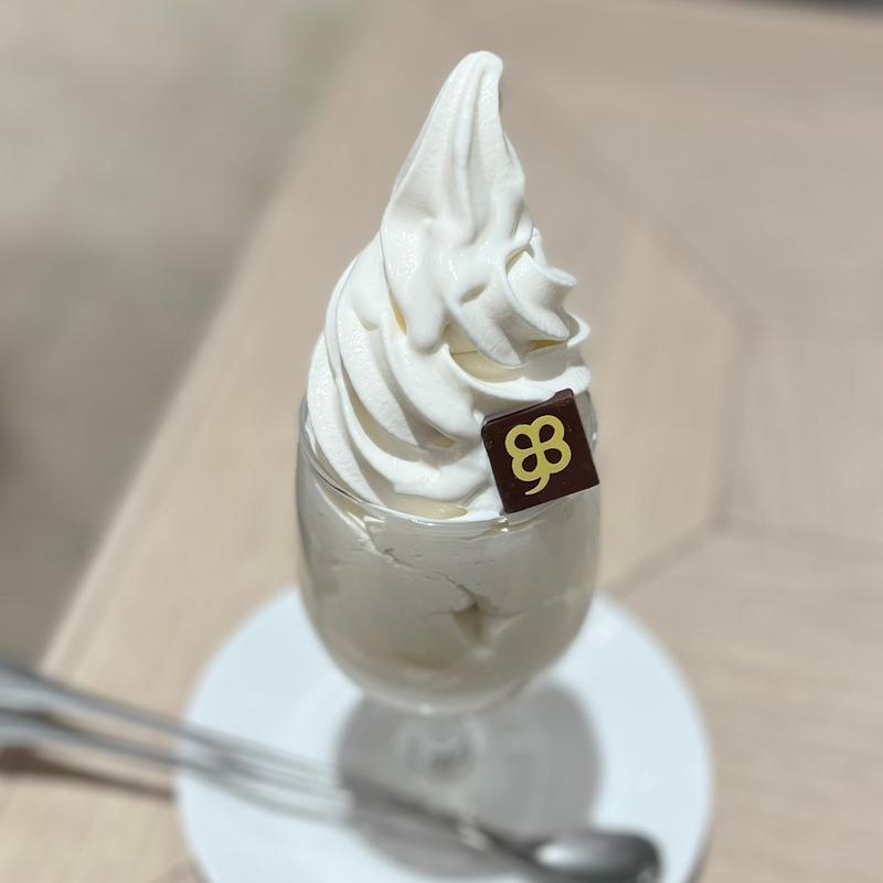 よつばの白いパフェ(よつ葉ミルクプレイス)