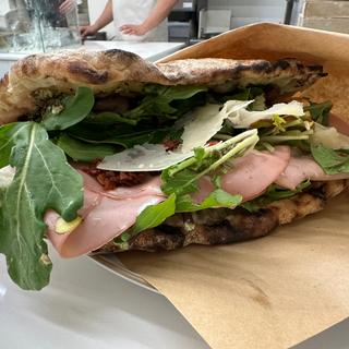 panini C (pasta di mortadella e basilico)(Fakalò pizza gallery)