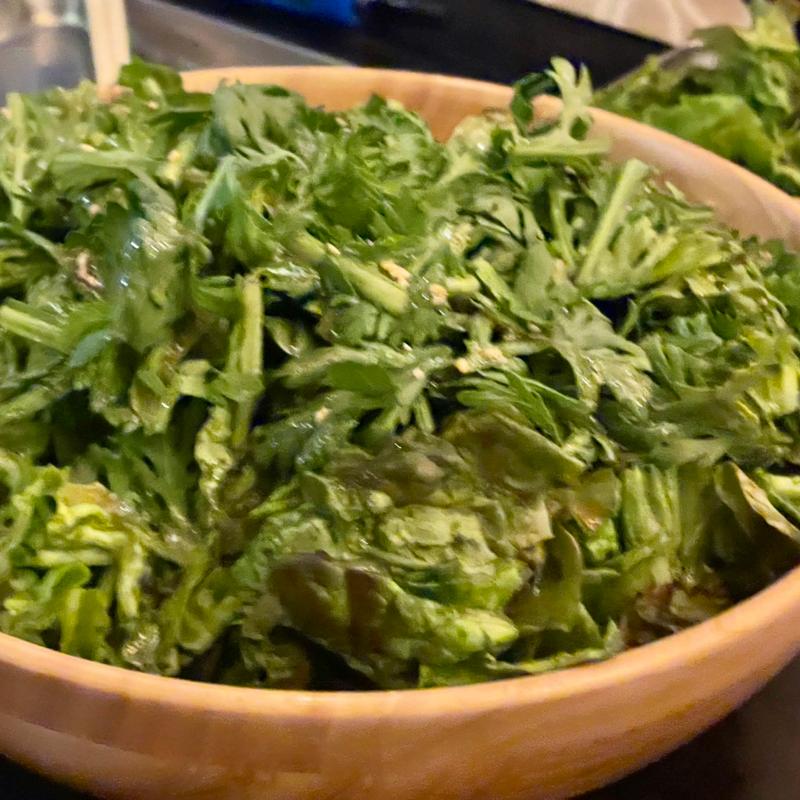 春菊とサニーレタスのグリーンサラダ(漢方和牛とかき小屋 四喜)