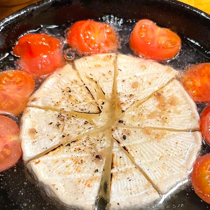 カマンベールとトマトのアヒージョ＋バケット(CONA 上野店)