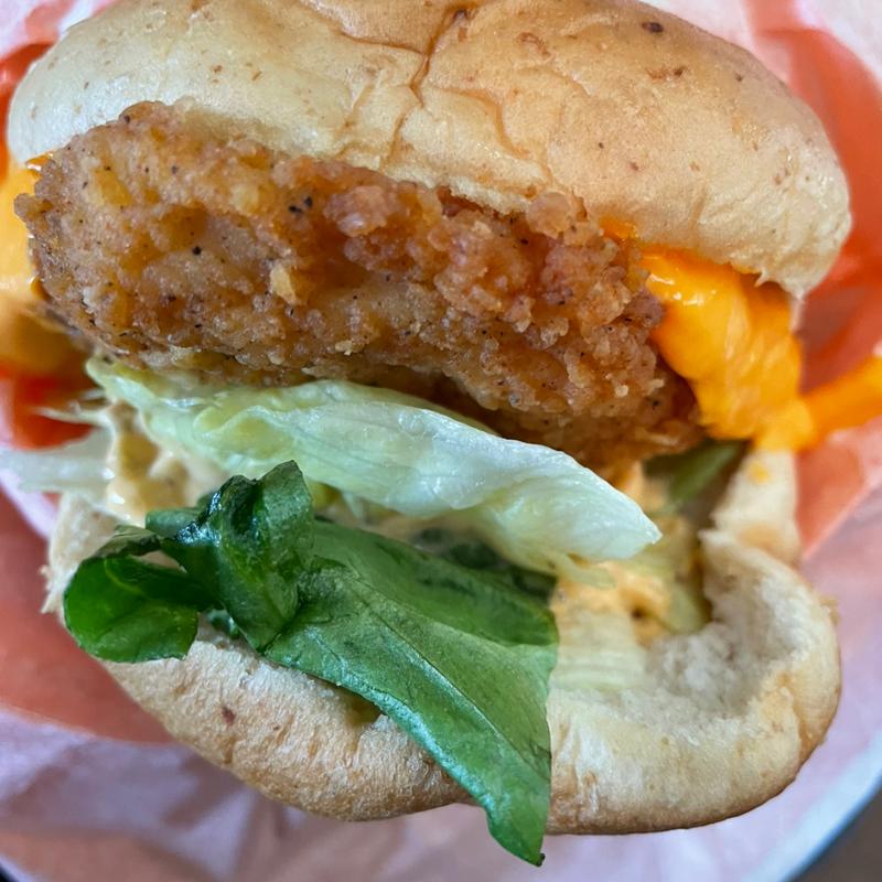 チーズに溺れるフェレバーガー　チェダー(ケンタッキーフライドチキン東久留米店)