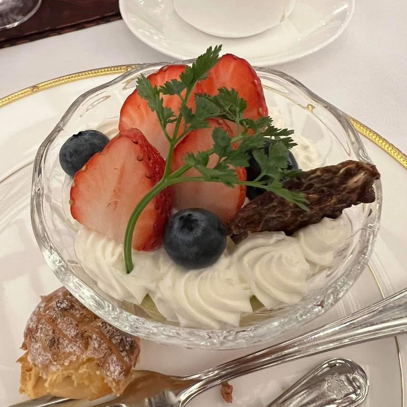 ピスタチオのムース 苺ソース(アスコットティールーム)