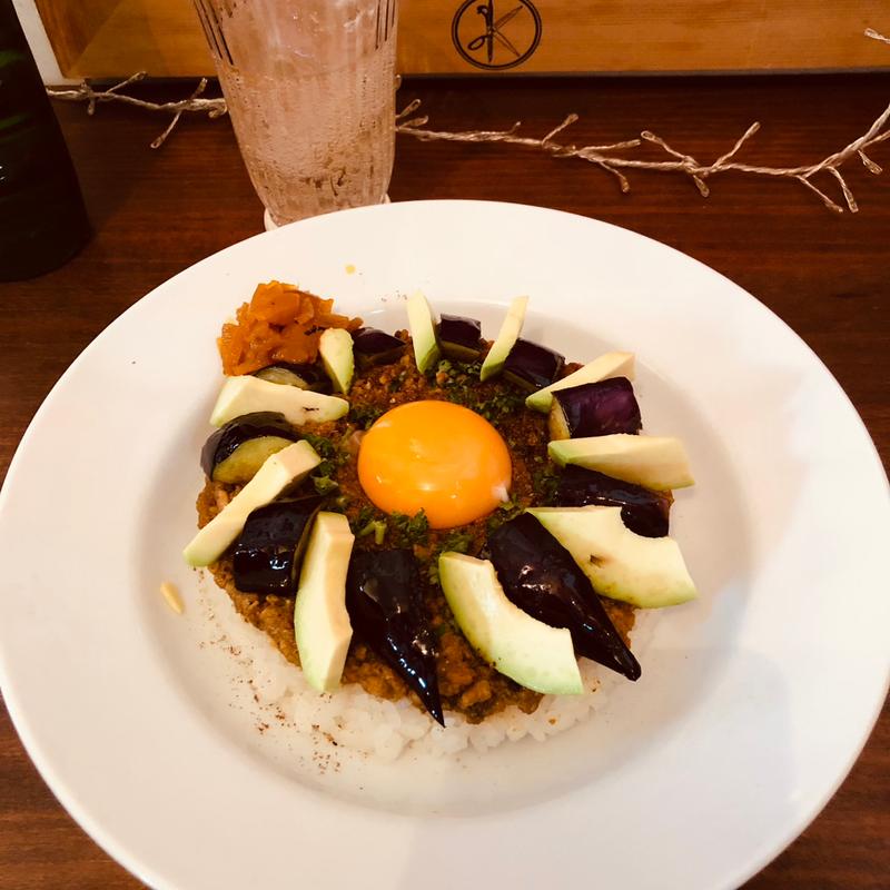 アボカドキーマカレーと揚げナス(カレーの店 コロンビア)