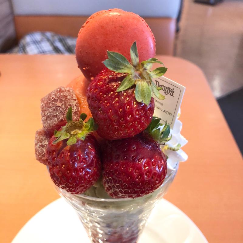 あまおうとピスタチオのマカロンサンデー(デニーズ三郷店)