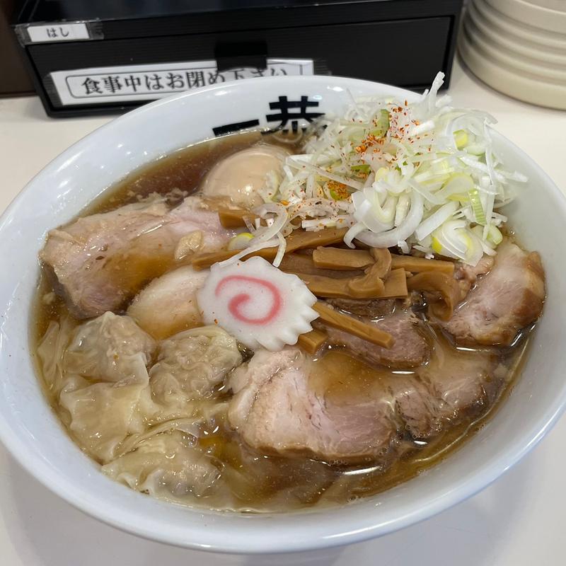 ワンタンチャーシュー麺チャーシュー味玉ネギ増しトッピング(にぼしラーメン一恭)
