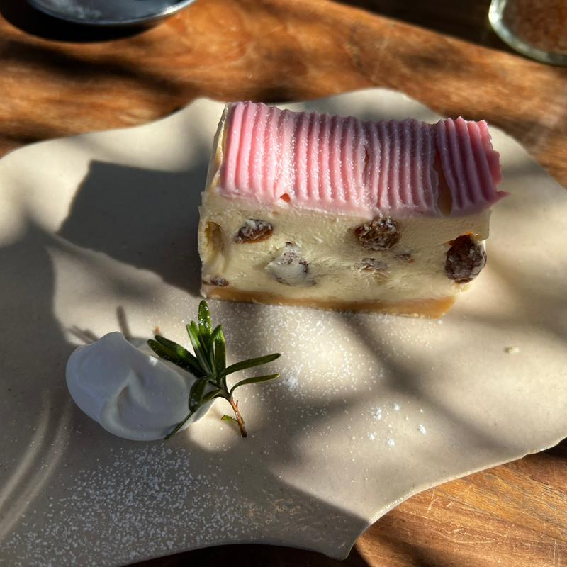 ラムレーズンとチーズケーキ(cafe bond)