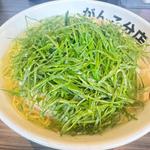 シャキシャキの青ネギに熱々の鶏油がけラーメン