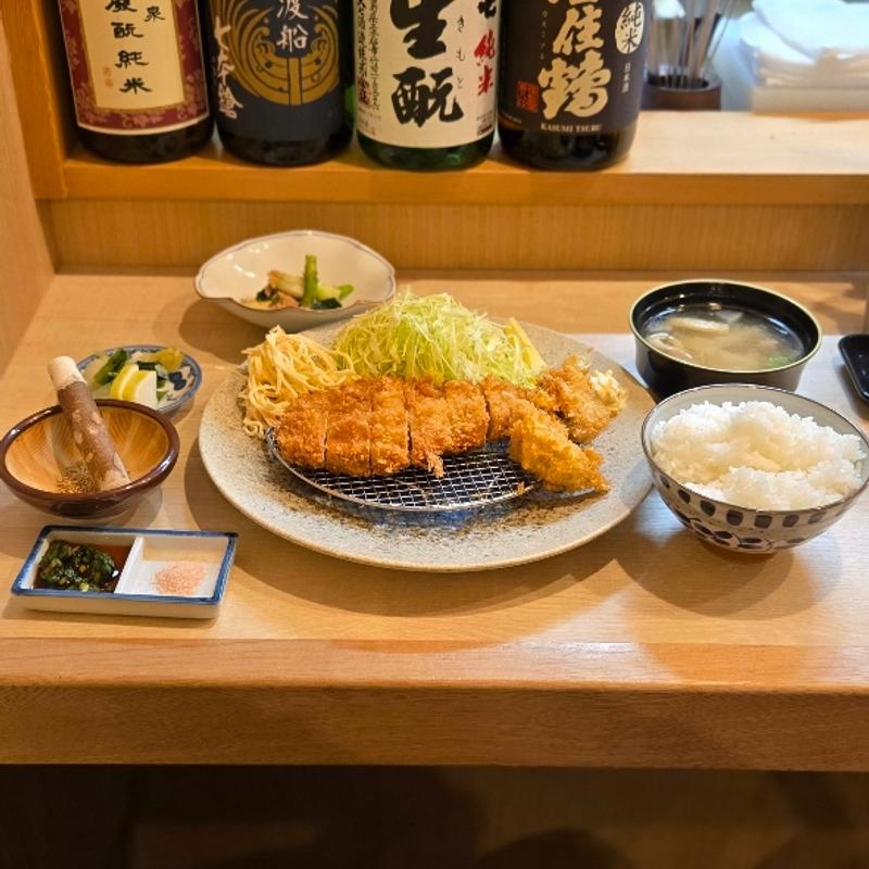 ロース＆カキフライ
(御飯・漬物・豚汁・一品付)(酒肆(しゅし) 門)