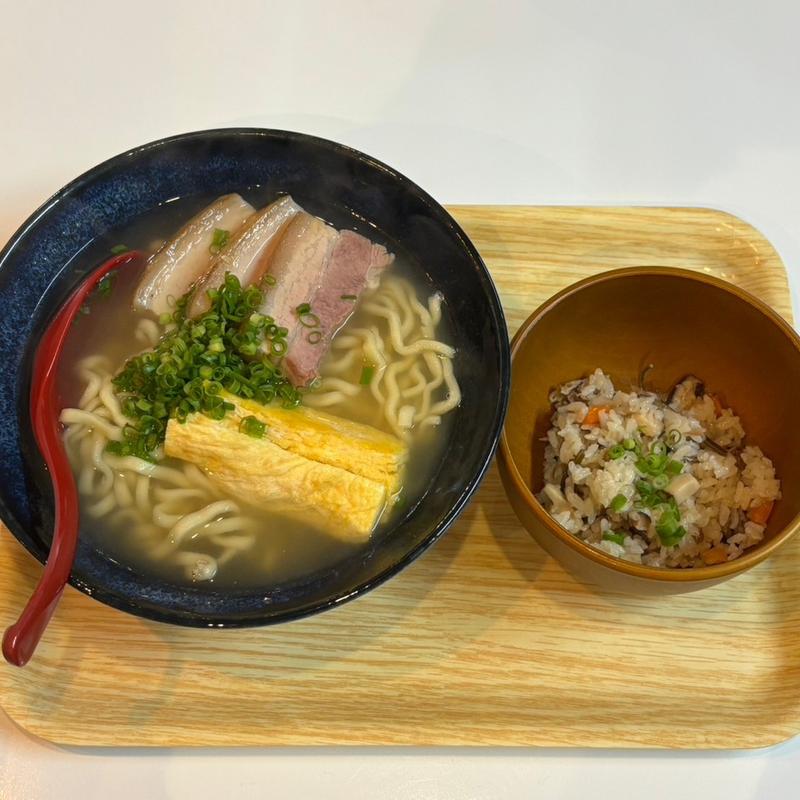 沖縄そば(オキナワソバヤ ススル)